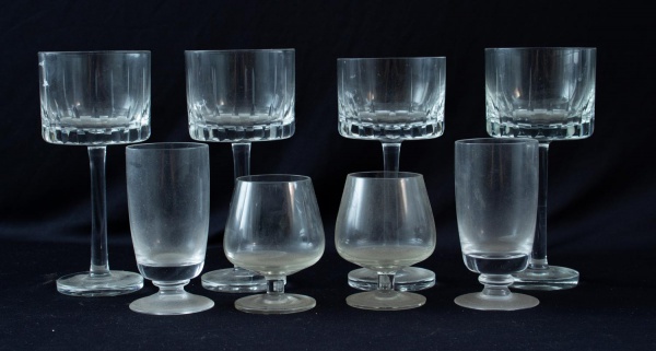 Lote contendo 8 taças de cristal e vidro de modelos diversos, em diferentes tamanhos, altura da maior 17 cm, apresentando sinais de uso e marcas do tempo.