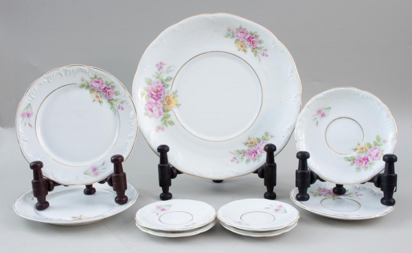Conjunto desconjuntado de porcelana floral Schmidt contendo 2 travessas , 2 pires grandes e 4 pires pequenos, decorados com motivos florais, apresentando sinais de uso, marcas do tempo e desgastes.
