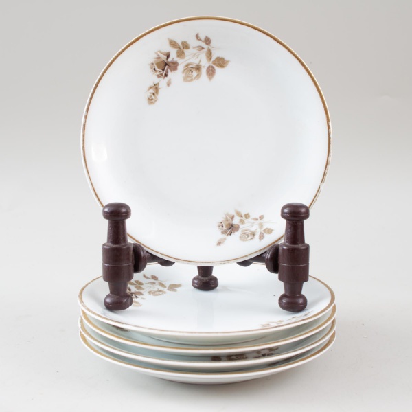 Conjunto contendo 5 pratos de porcelana Renner, decorados com motivos florais e friso dourado, medindo 18 cm de diâmetro, apresentando sinais de uso, marcas do tempo e pequenas avarias.