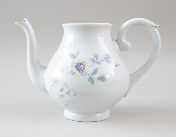 Antigo bule em fina porcelana portuguesa Vista Alegre, ornado com delicada decoração floral policromada e discretos filetes dourados na borda e na alça, apresentando base com marca do fabricante, medi