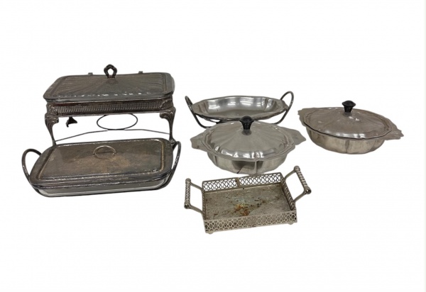 Lote composto por réchaud retangular com estrutura em metal prateado e recipiente interno de vidro, acompanhado de tampa articulada; duas sopeiras em metal com tampas; travessa retangular com tampa; s