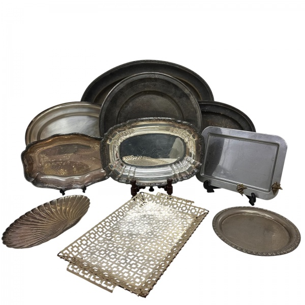 Lote com 10 peças em metal prateado, composto por bandejas, travessas, pratos de servir, floreira vazada e peças decorativas de formatos variados. Diversos tamanhos. Apresentam sinais de uso, manchas,