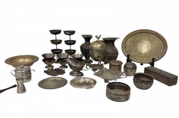 Lote com 28 peças em metal prateado e estanho, composto por taças, cálices, bandejas, floreiras, jarras, centro de mesa, porta-objetos, recipiente com tampa, peças decorativas e utensílios diversos. D