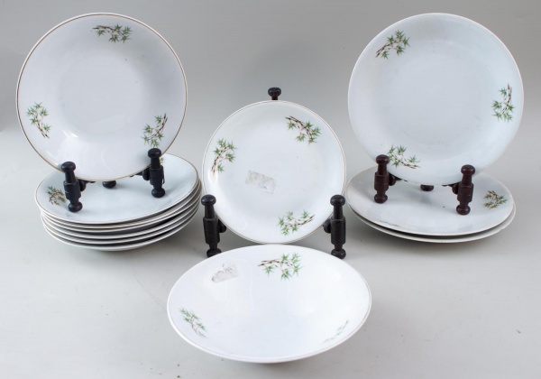 Lote contendo 3 pratos rasos, 7 pratos fundos, 1 prato de sobremesa e 1 travessa em porcelana Steatita, decorados com motivo de bambu; marcados na base. Apresentam sinais de uso, marcas do tempo, suji