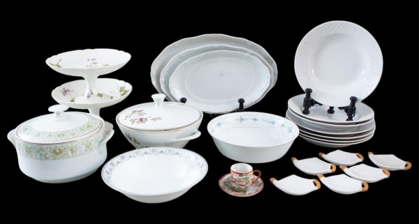 Lotão contendo diversas peças em porcelana e porcelanato, incluindo travessas, pratos rasos, pratos fundos, saladeiras, compoteiras, sopeira com tampa, pires, porta-guardanapos e demais peças avulsas 