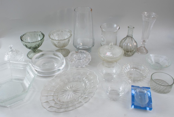Lotão com 18 peças em vidro e cristal diversos, composto por vasos, bomboniere com tampa, compoteira, cinzeiro, prato decorativo, centro de mesa, floreiro, bowls, tigelas, copos e demais peças decorat
