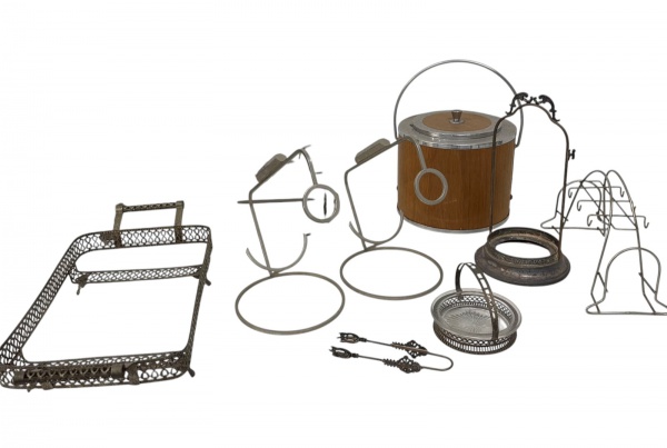 Lote com 8 itens diversos para cozinha e decoração, composto por balde de gelo com alça, suporte metálico para garrafas, bandeja aramada, suporte para papel-toalha, estrutura metálica para rechaud, ca