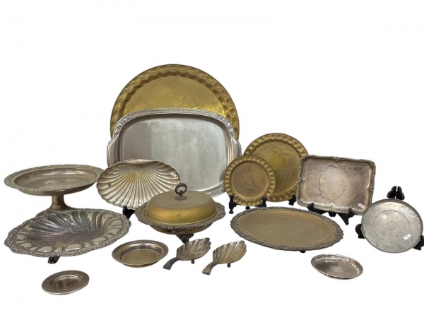 Lote com 16 peças em metal e metal prateado, composto por bandejas, travessas, pratos decorativos, floreiras, sopeiras com tampa, centros de mesa e peças diversas de servir e decoração; apresentam sin
