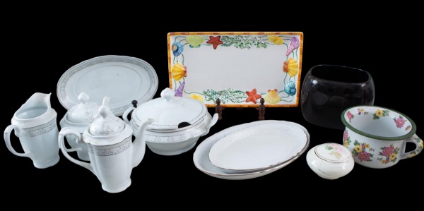 Lotão de porcelanas e peças decorativas diversas, composto por travessas, sopeira com tampa, bule, leiteira, açucareiro, floreiro, vaso decorativo, recipiente esmaltado floral, garrafa decorativa em p