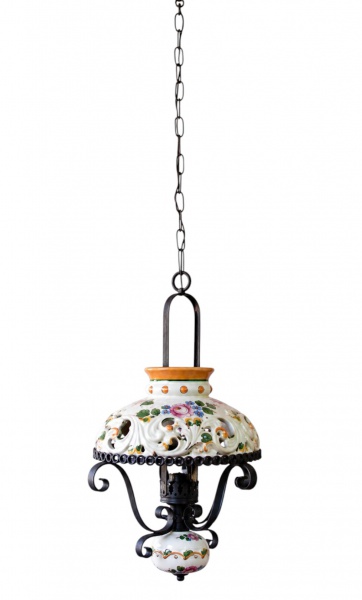 Lustre pendente em ferro e cerâmica decorada, com estrutura em ferro trabalhado e cúpula em cerâmica policromada com decoração floral em relevo vazado; medindo 100 cm de altura e 43 cm de largura. Apr