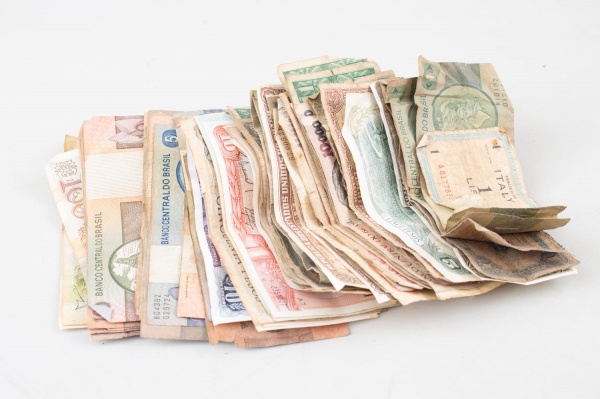 Lote de cédulas nacionais e estrangeiras antigas, composto por notas de diversos países e períodos, incluindo exemplares do Brasil, Chile, Uruguai, Itália e outras origens; apresentam diferentes valor