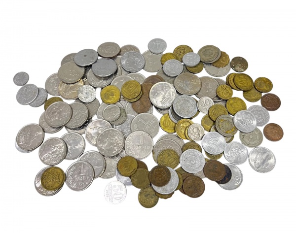 Lotão de moedas nacionais e estrangeiras, composto por expressiva coleção de moedas de diversos países, períodos e valores faciais, incluindo exemplares antigos e contemporâneos em diferentes metais;