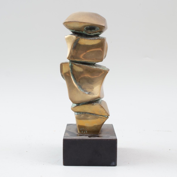 Escultura abstrata em bronze dourado sobre base em pedra, representando composição geométrica modernista em volumes sobrepostos, assinada C. Oliveira e numerada 038; medindo 24 cm de altura. Apresenta