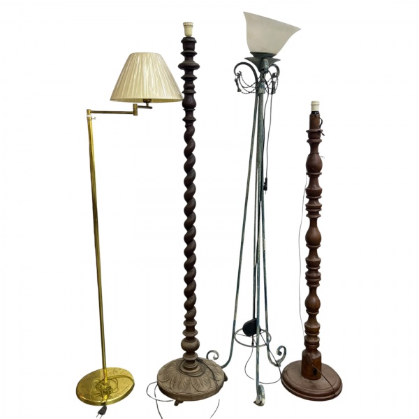 Lote contendo 4 luminárias de piso, sendo duas em madeira torneada e uma em metal dourado com cúpula; a maior medindo aproximadamente 161 cm de altura. Apresentam marcas de uso, poeira, desgastes do t