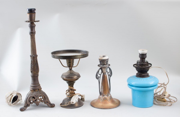 Lote contendo 4 bases para luminárias e abajures de estilos diversos, em metal, metal dourado e vidro colorido, a maior medindo aproximadamente 48 cm de altura. Apresentam ausência de cúpulas, marcas