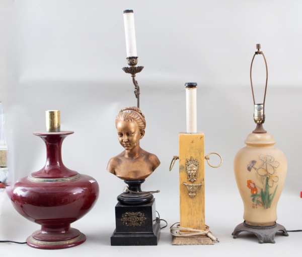 Lote contendo 4 bases para luminárias e abajures de estilos diversos, incluindo exemplar em cerâmica esmaltada na cor vinho, luminária figurativa com busto feminino, base em metal com cúpula tipo vela
