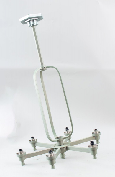 Lustre de teto em metal pintado, com estrutura sextavada para 6 lâmpadas, medindo aproximadamente 87 cm de altura por 53 cm de diâmetro. Apresenta sinais de uso, marcas do tempo, pequenos desgastes na