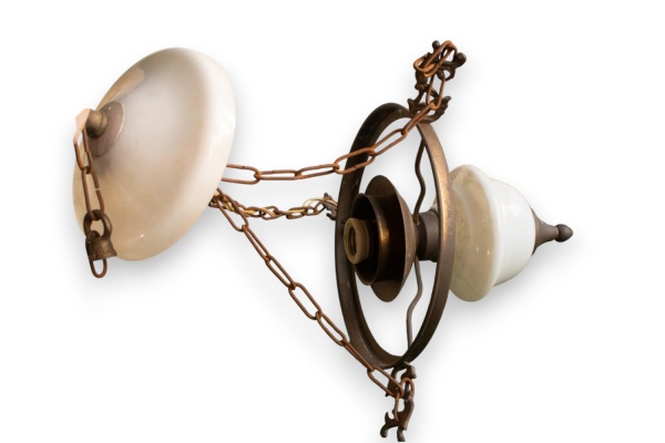 Lustre pendente em metal e vidro opalino branco, com corpo central suspenso por correntes decorativas e aro metálico, medindo aproximadamente 60 cm de altura por 25 cm de diâmetro. Apresenta sinais de
