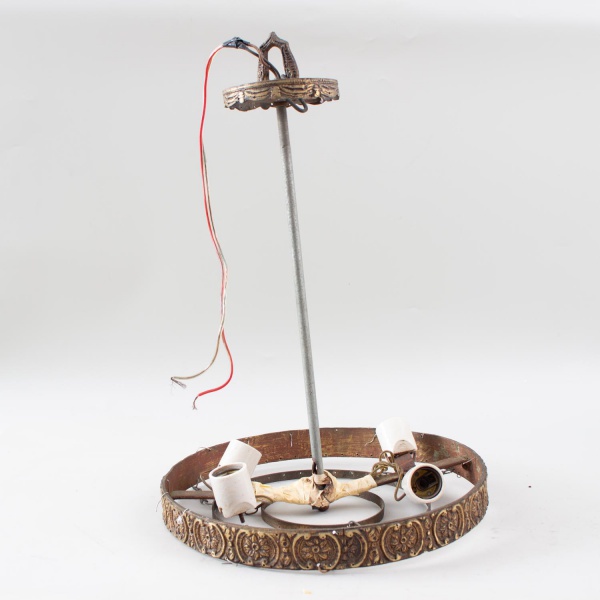 Lustre de teto para quatro lâmpadas, em metal com aro decorado em relevo e detalhes em correntes, medindo aproximadamente 60 cm de altura e 30 cm de diâmetro. Apresenta oxidação, desgastes, adaptações
