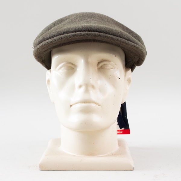 Boina Kangol em lã pura (100% Pure New Wool), modelo clássico estilo newsboy/flat cap, na cor verde-musgo, com logomarca bordada e etiqueta original; apresenta leves sinais de manuseio e conservação c