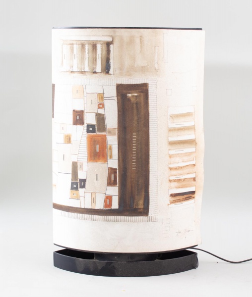 Abajur de mesa com estrutura metálica e cúpula em formato curvo, decorada com composição geométrica em tons terrosos e assinatura aparente; medindo 60 cm de altura, 36 cm de comprimento e 17 cm de lar