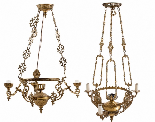 Par de lustres antigos de teto em metal dourado, com estrutura ornamentada em estilo clássico, apresentando ricos elementos vazados, suportes para lâmpadas e corpo central decorado; com fiação aparent