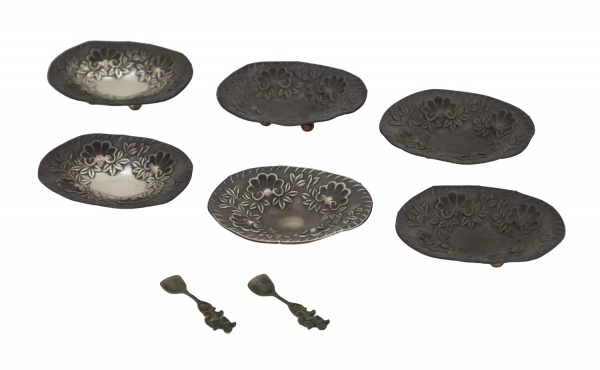 Lote contendo 6 cinzeiros decorativos em prata teor 925, com decoração floral em relevo e pés esféricos na base, acompanhado de 2 pequenas colheres decorativas em prata teor 833, peso total 133 g, med