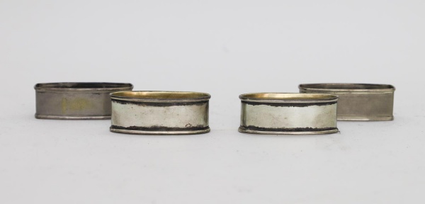 Lote contendo 4 argolas para guardanapo em prata teor 833, formato oval, acabamento liso, pesando ao todo 55 g, sendo a maior medindo 6,5 cm de comprimento; apresentam sinais de uso, oxidação, riscos