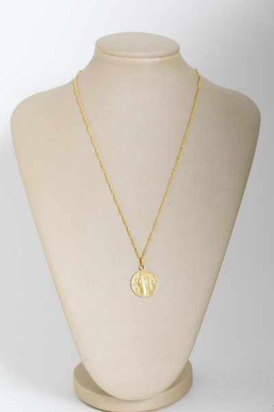 Corrente com pingente religioso em ouro amarelo 18K, representando medalha de São Bento com inscrições e símbolos tradicionais em ambas as faces, pesando ao todo 4,3 g