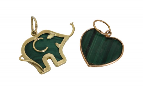 Lote composto por 2 pingentes em ouro 18k, peso total de 5,9 g, sendo um em formato de elefante e outro em formato de coração, ambos ornamentados com malaquita natural em tonalidade verde; peças decor