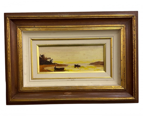 óleo sobre eucatex representando paisagem litorânea com embarcações, assinado no canto inferior direito, emoldurado; medidas internas 12 x 29 cm e externas 40 x 58 cm; moldura com sinais de ataque de