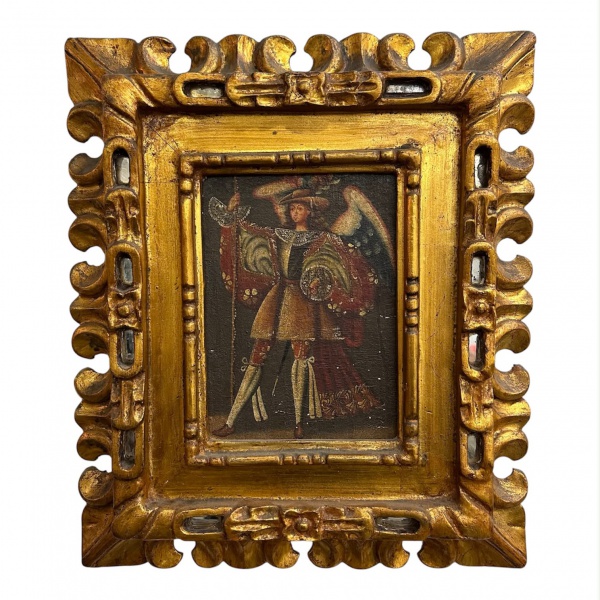 Óleo sobre tela representando São Miguel Arcanjo, emoldurado em moldura entalhada e dourada; medidas internas 22 x 15 cm e externas 44 x 38 cm; apresenta craquelês, marcas do tempo, desgastes e pequen