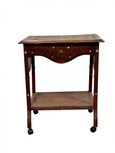 Mesa de centro em madeira entalhada, de origem síria, produzida no século XIX dentro da tradição decorativa mourisco-otomana que floresceu em Damasco e nas principais oficinas do Levante durante o per