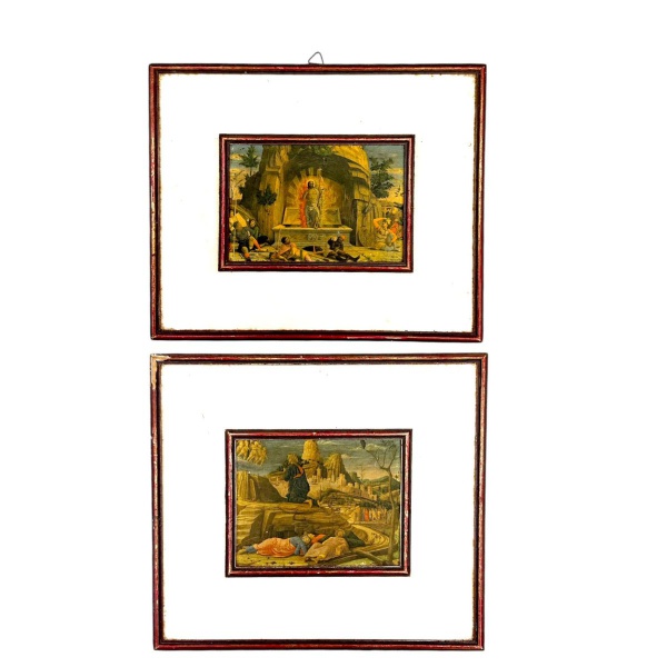 Par de quadros com reproduções de temática religiosa, emoldurados e protegidos por vidro; medidas externas de 27 x 23 cm cada; apresentam marcas do tempo, desgastes naturais e sinais de uso.
