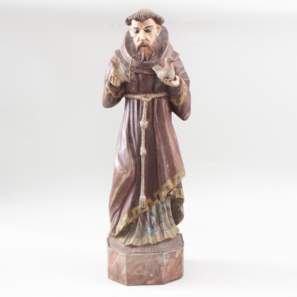 Escultura representando São Francisco de Assis em madeira entalhada e policromada, segurando duas aves; medindo 20 cm de altura, 12 cm de profundidade e 13 cm de largura; apresenta desgastes naturais,