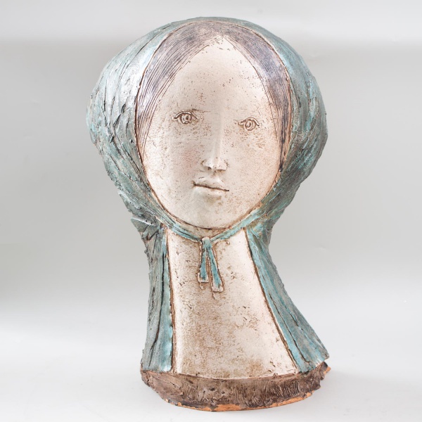 Busto feminino decorativo em terracota com acabamento policromado, representando jovem com touca; medindo 54 cm de altura, 17 cm de profundidade e 33 cm de largura; apresenta craquelês, desgastes natu