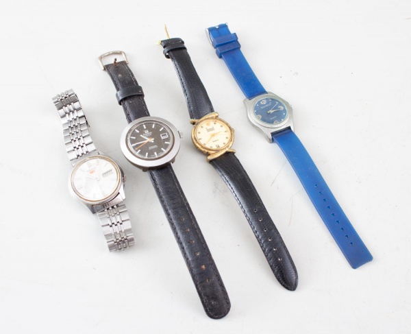 Lote contendo 4 relógios de pulso de marcas diversas, incluindo Swatch, Tissot, Dumont e Seiko, com pulseiras em metal, couro e material sintético; apresentam marcas de uso, desgastes, riscos e oxidaç