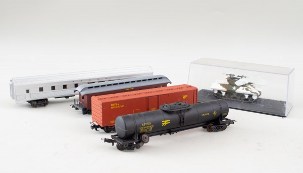 Lote contendo 5 miniaturas colecionáveis, sendo 4 vagões ferroviários em escala reduzida e 1 veículo blindado militar acondicionado em caixa expositora; apresentam marcas de uso, pequenos desgastes, p