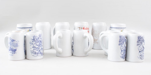 Lotão contendo 16 canecas de chope em porcelana, com decorações e inscrições diversas relacionadas a cidades, eventos, cervejarias e estabelecimentos; tamanhos variados; apresentam marcas de uso, marc