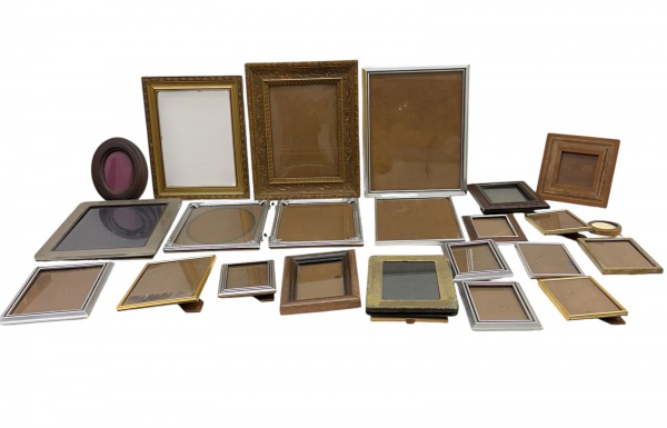 Lote contendo porta-retratos de diversos modelos, formatos, materiais e tamanhos, incluindo exemplares em madeira, metal e material sintético, alguns com vidro; apresenta desgastes, oxidação, riscos,