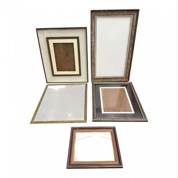 Lote contendo molduras para quadros de diversos modelos, materiais e acabamentos, algumas com vidro e paspatur; maior medindo 85 x 52 cm; apresenta desgastes, riscos, pequenas perdas, marcas do tempo