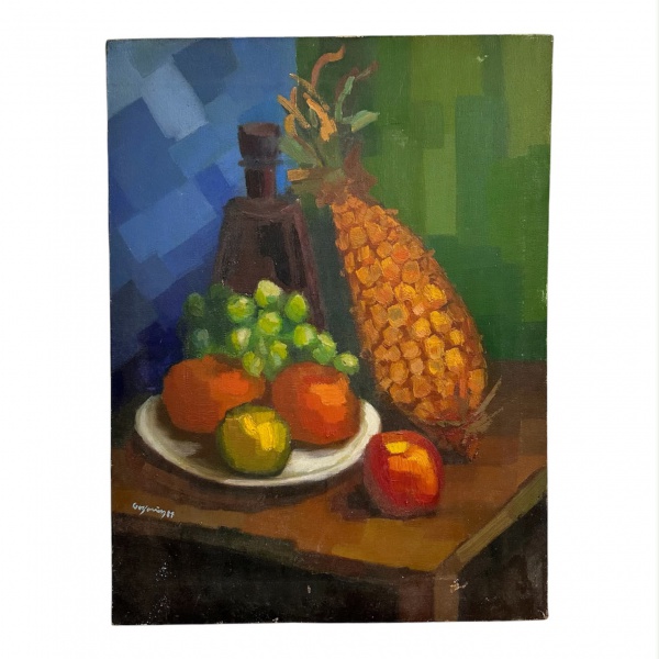 Óleo sobre tela representando natureza-morta com frutas e garrafa, assinado no canto inferior esquerdo; medindo 62 x 46 cm; apresenta leves desgastes, pequenas perdas nas bordas e marcas do tempo.