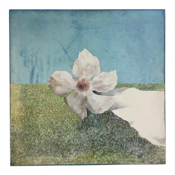 Óleo sobre tela, composição contemporânea representando flor branca em destaque sobre paisagem estilizada, com fundo em tons de azul e verde. Medidas: 101 x 100 cm. Apresenta leves sinais de armazenam