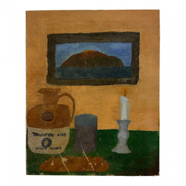 Óleo sobre tela, natureza-morta representando jarra, vela, recipiente e pão sobre mesa, tendo ao fundo paisagem com ilha emoldurada. Medidas: 41 x 33 cm. Apresenta desgastes, craquelês, perdas da cama