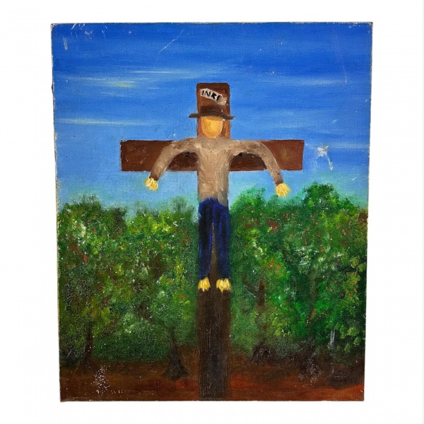 Quadro em óleo sobre tela representando espantalho em meio à plantação, em composição de estilo naïf, destacando paisagem rural com vegetação abundante e céu em tons de azul. Medidas: 46 x 38 cm. Apre