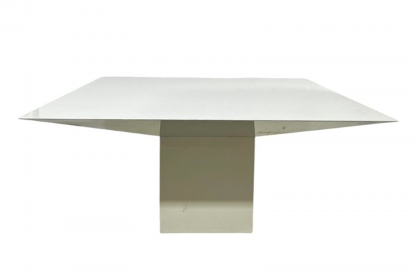 Mesa laqueada em tom branco com tampo quadrado e base central, acabamento em alto brilho, apresentando sinais de uso e marcas do tempo; mede 73 cm de altura, 150 cm de largura e 150 cm de profundidade