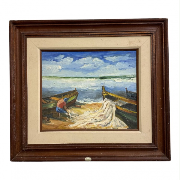 Quadro em óleo sobre tela representando cena litorânea com embarcações de pesca, pescador recolhendo redes à beira-mar e mar revolto ao fundo, em composição de forte caráter paisagístico. Assinado no