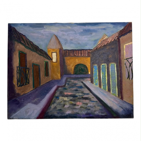 Quadro em óleo sobre tela representando casario colonial com rua de pedras conduzindo o olhar até igreja ao fundo, em composição de perspectiva acentuada e paleta de tons terrosos, azuis e violáceos.