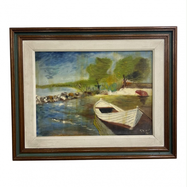 Quadro em óleo sobre tela representando paisagem com barco atracado à margem, espelho d'água, vegetação e formação rochosa ao fundo, em composição de atmosfera tranquila e pinceladas soltas. Assinatur