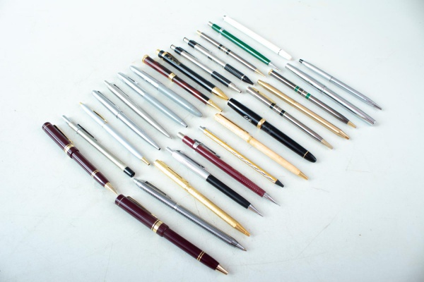 Conjunto de canetas e lapiseiras diversas, com variados acabamentos em metal, resina e madeira, incluindo exemplares de marcas consagradas, em bom estado de conservação com marcas de uso.